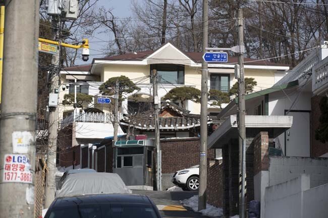 14일 서울 서초구 내곡동 박근혜 전 대통령 자택 앞으로 경비초소가 보인다. [지호영 기자]