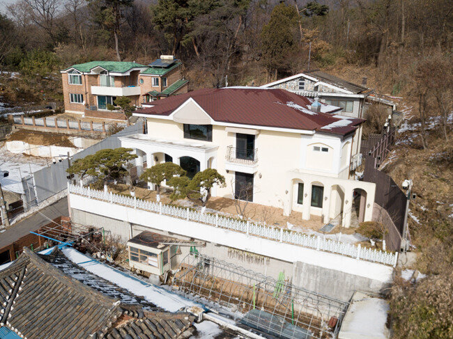 14일 대법원이 박근혜 전 대통령에게 징역 20년과 벌금 180억 원을 선고한 원심을 확정했다. 이날 서울 서초구 내곡동 박 전 대통령의 자택 주변으로 고요함이 감돈다. [지호영 기자]