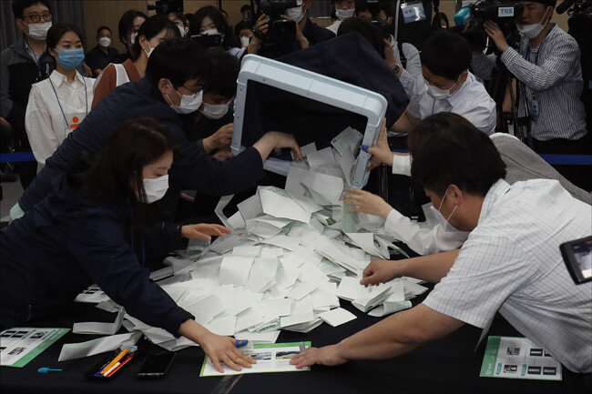 2020년 5월 28일 경기 과천 중앙선거관리위원회에서 4·15 총선 부정선거 주장에 대한 의혹을 해소하기 위해 관계자들이 사전투표 및 개표 공개 시연을 하고 있다. [최혁중 동아일보 기자] 