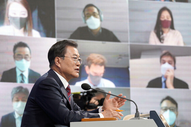  문재인 대통령이 1월 18일 오전 청와대 춘추관에서 비대면 방식으로 신년 기자회견을 하고 있다. [뉴스1]