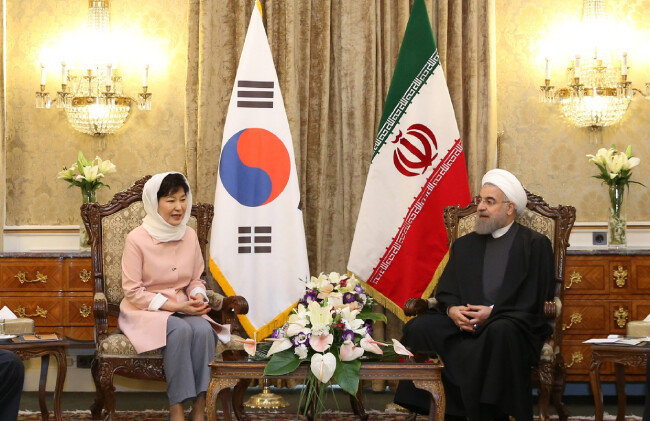 2016년 5월 2일 이란 사드아바드궁에서 하산 로하니 이란 대통령과 정상회담에 앞서 사전 환담을 하는 박근혜 당시 대통령. [동아DB]
