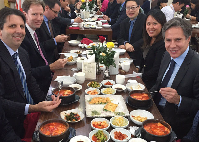2016년 10월 방한한 토니 블링컨(맨 오른쪽) 당시 미국 국무부 부장관이 마크 리퍼트(맨  왼쪽) 당시 주한 미국 대사 등 동료와 서울 종로구 한식당에서 순두부찌개를 먹는 모습. 블링컨은 이 사진을 트위터에 올렸다. [마크 리퍼트 공식 트위터 계정]