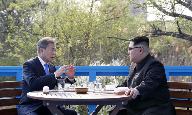 문재인 대통령과 김정은 북한 국무위원장이 2018년 4월 27일 제1차 남북정상회담 당시 판문점 벤치에 마주 앉아 이야기를 나누고 있다. 
[원대연 동아일보 기자] 