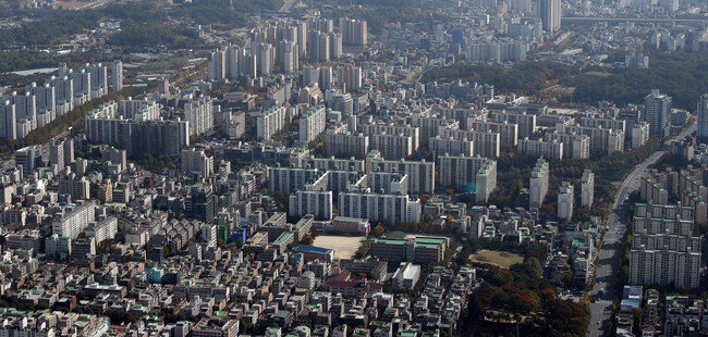 서울 송파구 롯데월드타워 전망대에서 바라본 아파트 단지 모습. 지난해 8월부터 11월까지 서울 아파트 전세 거래는 3만5286건으로 2019년 동기(4만4113건) 대비 20% 감소했다. [뉴스1] 