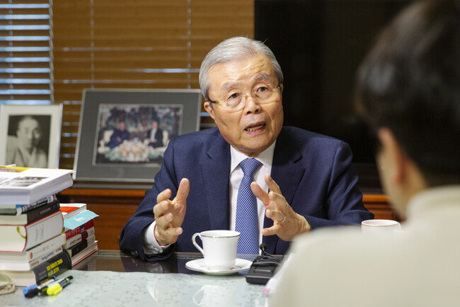 김종인 국민의힘 비상대책위원장은 1월 22일 “(서울시장 보궐선거) 단일화는 찬성을 한다”면서도 “그런데 단일화가 만약 안됐을 경우, (특정 후보가) 거부하고 출마하는 경우가 생기면 3자대결을 할 수밖에 없다”고 말했다. [김도균 객원기자]
