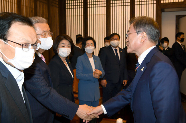 2020년 7월 16일 문재인 대통령이 국회 본회의에서 시정연설을 마친 후 국회의장 접견실에서 김종인 미래통합당(현 국민의힘) 비상대책위원장(왼쪽에서 두 번째)과 악수를 하고 있다. [청와대 사진기자단]