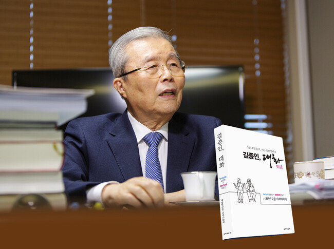 1월 25일 김종인 국민의힘 비상대책위원장이 2000년생 곽효민 양과 ‘김종인, 대화: 스물 효민 묻고, 여든 종인 답하다’를 출간했다. 이에 앞서 1월 22일 김 위원장이 ‘신동아’와 인터뷰를 하고 있다. [김도균 객원기자]