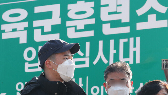 입영 장병이 충남 논산시 육군훈련소 입영심사대로 향하고 있다. 
 [뉴스1]