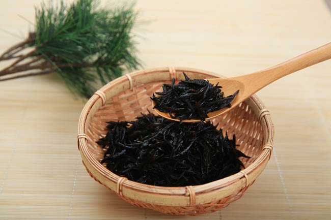 씹으면 작은 봉오리가 톡톡 터지며 색다른 맛을 선보이는 바다의 나물 톳. [GettyImage]
