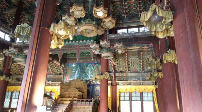 인정전 마루는 개축을 거치며 전돌(벽돌의 일종)에서 일본식 나무마루로 바뀌었다. [동아DB]