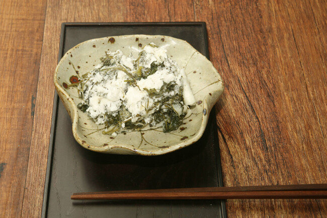 잘 씻은 해쑥에 멥쌀가루 넣고 부드럽게 버무려 만드는 쑥버무리. 씹는 맛까지 재밌는 봄철 별미다. [동아DB]