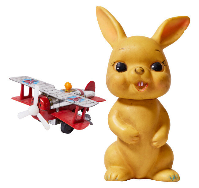 쌍발 비행기 태엽 장난감. 1960년대 ‘MADE IN KOREA’ 제품이다(왼쪽). 노랑 꽥꽥이 토끼(Yellow Squeak Bunny). 1970년대 ‘MADE IN KOREA’ 제품이다.