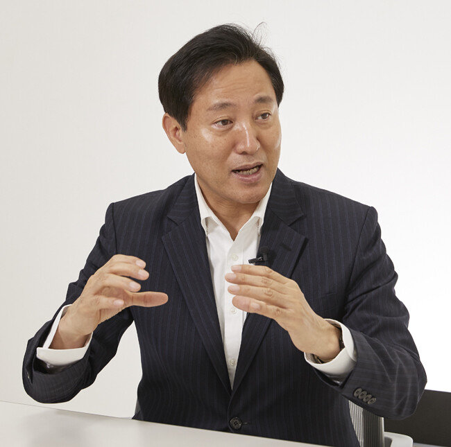 4·7 서울시장 보궐선거에 출마한 오세훈 국민의힘 예비후보는 9일 서울 서대문구 동아일보 충정로사옥에서 한 ‘신동아’ 인터뷰에서 “10년을 쉰 분”이라는 나경원 예비후보의 발언에 대해 “가당치 않은 비판”이라고 맞받아쳤다. [홍중식 기자]