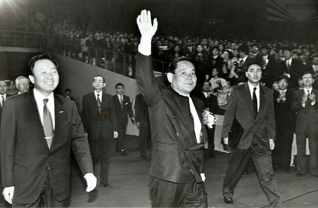 1993년 3월 22일 서울 올림픽공원 체조경기장에 들어서는 이건희 회장. 이 회장은 3개월 뒤 독일 프랑크푸르트에서 신경영을 선언했다. 
[동아DB]
