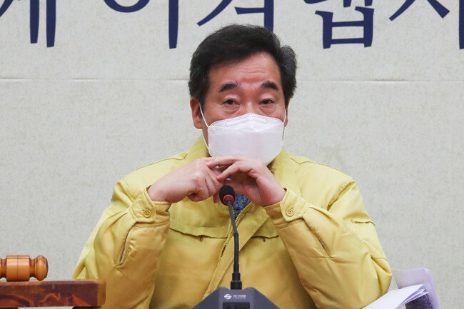 2월 10일 국회에서 열린 더불어민주당 최고위원회의에 참석한 이낙연 대표. 이 대표는 이날 “민주주의에서 표현의 자유는 중요한 가치이지만 고의적 가짜뉴스와 악의적 허위 정보는 명백한 폭력”이라며 언론개혁 입법을 강조했다. [뉴스1]