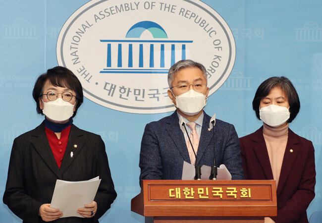 최강욱 열린민주당 대표(가운데)가 2월 5일 서울 여의도 국회 소통관에서 자신이 대표발의한 언론중재법 개정안에 대해 설명하고 있다. 이 법안에는 허위 보도에 대한 징벌적 손해배상제 등이 포함됐다. [뉴스1]