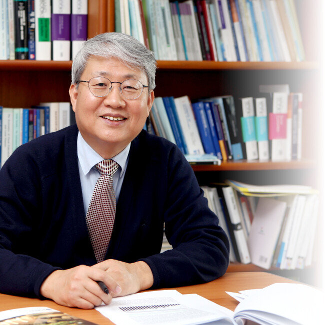 윤석명 한국연금학회장은 
한국보건사회연구원 연구위원으로 
연금 관련 연구를 주로 해왔다.
 [동아DB]