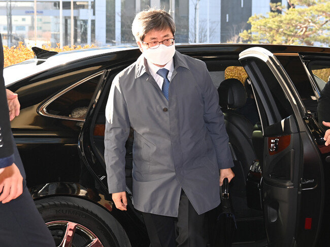 김명수 대법원장이 2월 8일 서울 서초구 대법원으로 출근하고 있다. [동아DB]