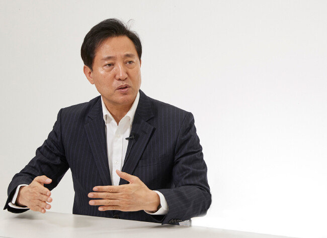 오세훈 전 시장은 2월 9일 서울 서대문구 동아일보 충정로사옥에서 한 ‘신동아’ 인터뷰에서 “민간이 가진 땅에 집을 빨리 짓도록 유도해야 한다”고 했다. [홍중식 기자]