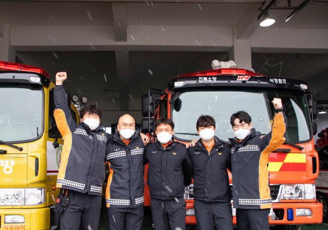 남원소방서 구조대원들. 왼쪽부터 박준수 소방사, 최규영 소방사, 김호길 소방위, 이한주 소방사, 문남식 소방장. [조영철 기자]