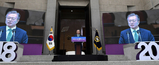 문재인 대통령이 2018년 9월 13일 서울 서초구 대법원에서 
열린 사법부 70주년 기념식에서 축사를 하고 있다. [청와대사진기자단]