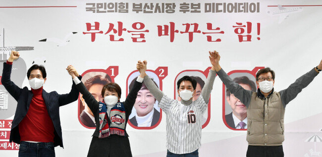 국민의힘 부산시장 보궐선거 본경선 후보 미디어데이가 열린 2월 7일 부산 수영구 부산시당에서 후보 4명이 기호를 추첨한 뒤 기념촬영을 하고 있다. 왼쪽부터 박성훈, 이언주, 박민식, 박형준 후보. [뉴시스]