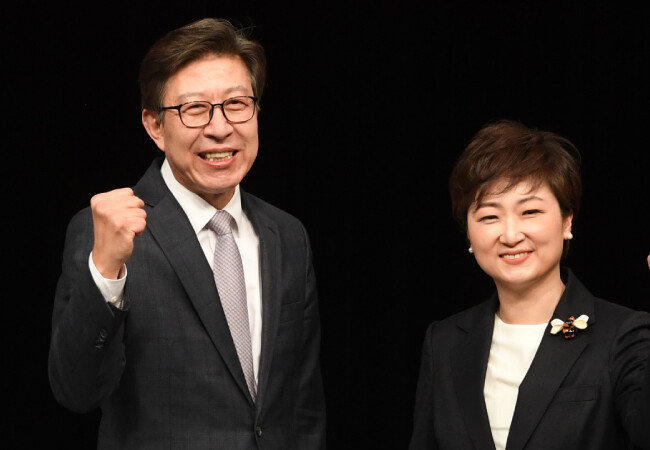 박형준(왼쪽), 이언주 후보가 2월 15일 부산 수영구 부산MBC에서 열린 토론회에 앞서 기념촬영을 하고 있다.  [뉴스1]