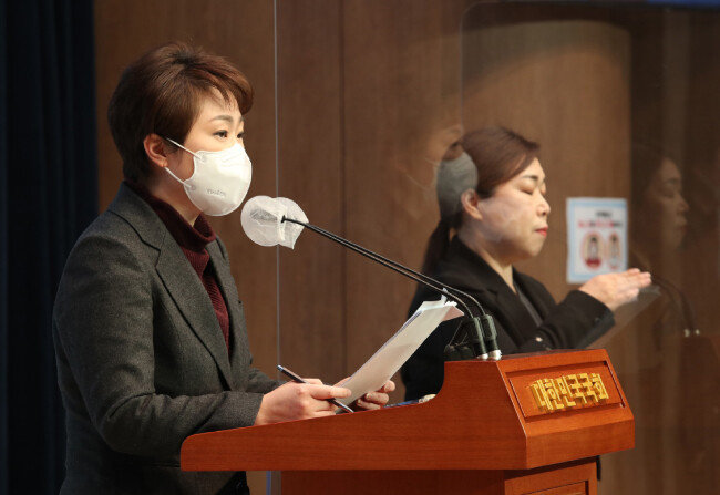 이언주 전 의원이 2월 4일 국회 소통관에서 ‘한일 해저터널 건설’에 대한 기자회견을 하고 있다. [사진공동취재단]  