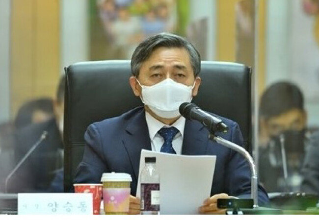 양승동 KBS 사장이 1월 27일 이사회에 참석해 수신료를 월 2500원에서 3840원으로 인상하는 방안에 대해 설명하고 있다. [뉴스1]