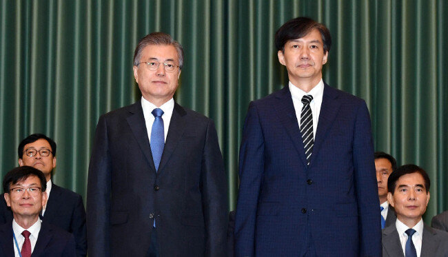 문재인 대통령이 2019년 9월 9일 청와대 본관에서 열린 신임 장관 등 임명장 수여식에서 조국 당시 신임 법무부 장관에게 임명장을 수여한 뒤 기념 촬영을 하고 있다. [청와대사진기자단]
