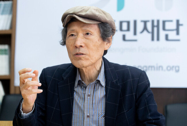 한상진 서울대 명예교수가 
2월 15일 서울 관악구 
중민연구재단 사무실에서 
여권의 문제점을 지적하고 있다. [지호영 기자]