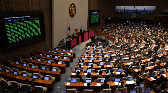 2020년 12월 10일  국회 본회의장에서 고위공직자범죄수사처 설치 및 운영에 관한 법률 일부개정법률안이 가결됐다. [동아DB]