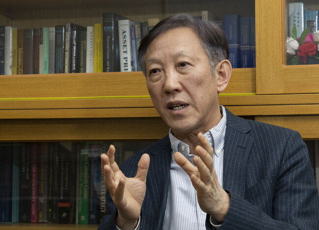 이인호 서울대 경제학부 교수는 
“지금의 정책 결정에 전혀 개입하지 못하는 
미래세대에게 막대한 국가채무를 지우는 건 
부당하다”고 비판했다. [조영철 기자]