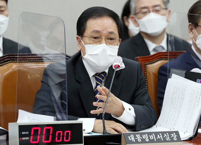 2월 24일 국회 운영위원회에 참석한 유영민 대통령비서실장. [뉴시스]