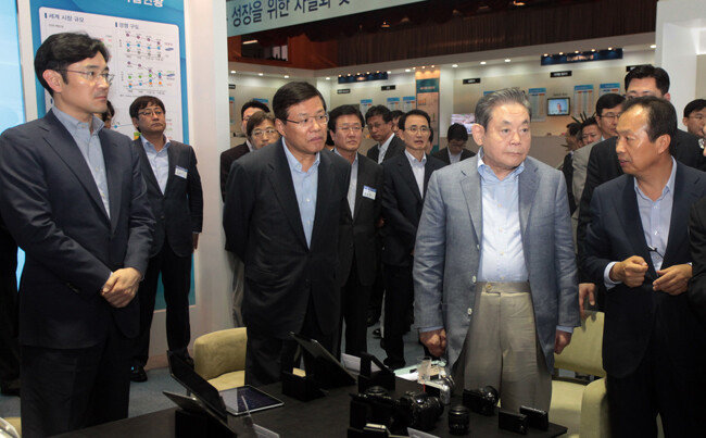  2011년 7월 29일 경기 수원시 매탄동 수원디지털시티에서 열린 선진제품비교전시회에 참관한 이건희 당시 삼성전자 회장. 이 회장은 이날 사장단에게 소프트기술과 최우수 인재 확보, 특허의 중요성을 강조하고 “지금 당장 확보하라”고 지시했다. 
[삼성전자 제공]
