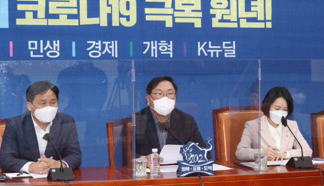김태년 더불어민주당 원내대표(가운데)가 2월 14일 4차 재난지원금 지급 정책과 관련해  ‘선(先)선별, 후(後)전 국민’ 방침을 밝혔다. [국회사진공동취재단]