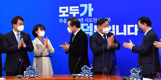 2월 26일 가덕도신공항 건설을 위한 특별법안(대안)이 통과된 직후 더불어민주당 지도부와 부산시장 후보들이 참석한 가운데 기자간담회가 열렸다. 여기서 변성완 후보, 박인영 후보, 이낙연 대표, 김태년 원내대표, 김영춘 후보(왼쪽부터)가 박수를 치고 있다. [안철민 동아일보 기자] 