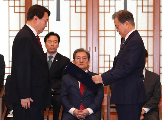 2019년 7월 25일 청와대 본관 충무실에서 문재인 대통령이 윤석열 신임 검찰총장에게 임명장을 수여하고 있다. 문 대통령은 이날 윤 신임 검찰총장에게 “우리 윤 총장님”이라고 부르며 각별함을 드러냈지만 3월 4일 윤 총장이 사의를 표명하자 한 시간여 만에 수리했다. [동아DB]