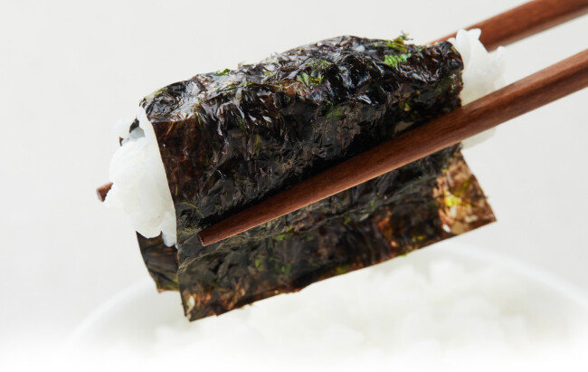 김에 싼 밥을 입에 쏙 넣고 오물오물 씹으면 짜고 달고 고소하고 구수하고 쫀득한 맛이 난다.  [GettyImages]