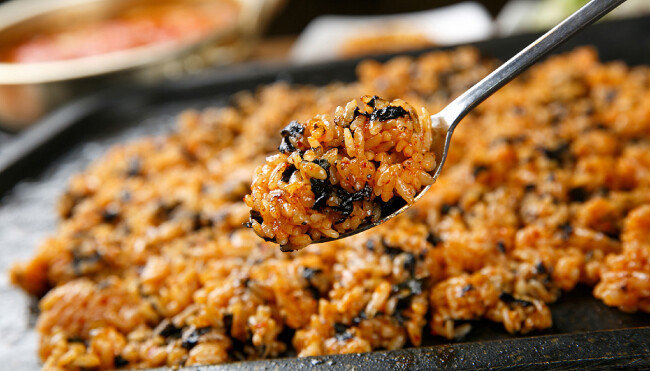 김가루를 뿌린 김치볶음밥. 김가루는 많은 한식과 찰떡궁합으로 어울린다.  [GettyImages]