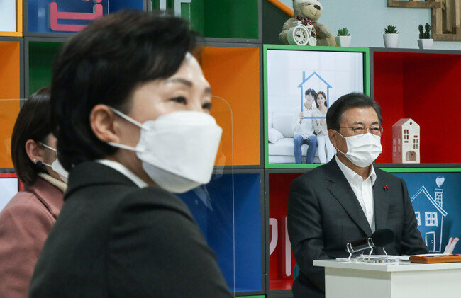 지난해 12월 10일 문재인 대통령과 김현미 당시 국토교통부 장관(왼쪽)이 LH 임대주택 100만호를 기념해 경기도 화성동탄 행복주택 단지를 방문해 단지 내 어린이집에서 열린 ’살고 싶은 임대주택 보고회‘ 영상을 시청하고 있다. [청와대사진기자단] 