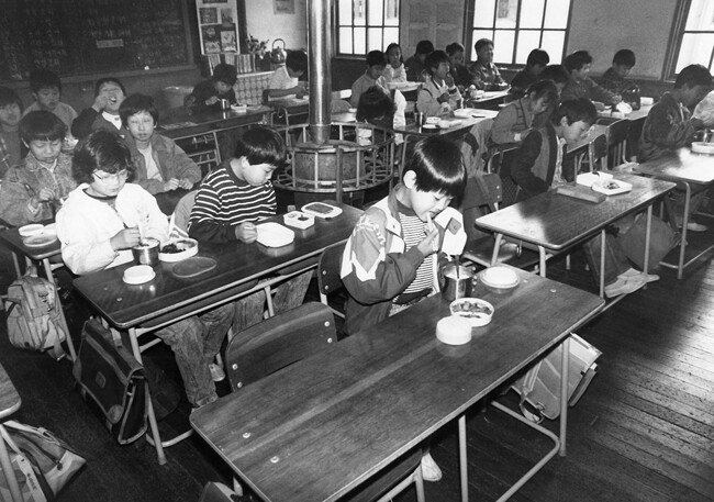 1980년대 학교 교실에서 도시락을 먹는 학생들. [동아DB]