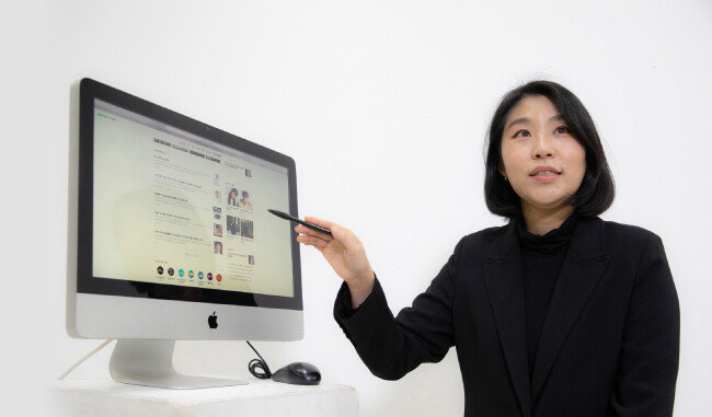 이재원 이화여대 커뮤니케이션·미디어연구소 연구위원은 포털사이트 알고리즘의 추천에 따라 무비판적으로 뉴스를 소비하다 보면 확증편향에 빠질 수 있다고 경고했다.  [박해윤 기자]