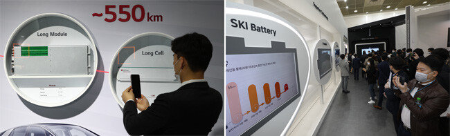 2020년 10월 21일 서울 강남구 코엑스에서 열린 ‘인터배터리 2020’ 전시회에 마련된 LG 부스(왼쪽)와 SK 부스(오른쪽). [송은석 동아일보 기자]