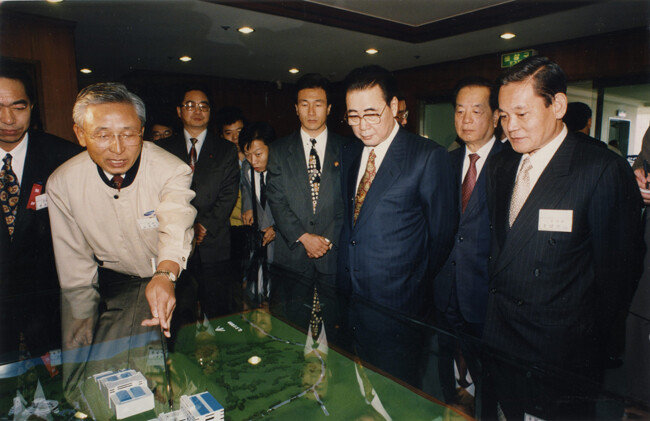 1994년 11월 2일 삼성전자 기흥공장을 방문한 리펑 당시 중국총리(왼쪽에서 세 번째)와 반도체 설비에 대해 설명을 듣는 이건희 회장. [동아DB]