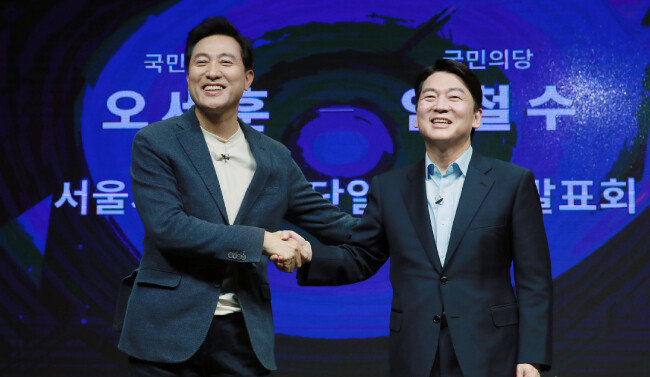 3월 15일 오세훈 국민의힘 서울시장 후보(왼쪽)와 안철수 국민의당 서울시장 후보가 서울 영등포 더플러스스튜디오에서 열린 단일화 비전발표회를 마친 후 악수하고 있다. [뉴스1]
