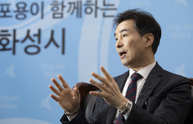 서철모 화성시장이 화성시의 
무상 교통 정책에 대해 설명하고 있다. [조영철 기자]