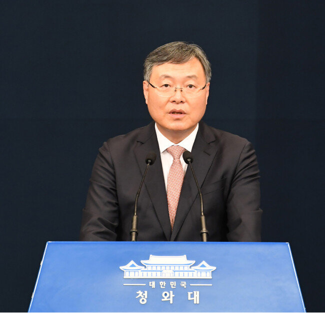 신현수 전 대통령민정수석이 3월 4일 청와대 춘추관에서 사퇴 기자회견을 하고 있다. [청와대사진기자단]