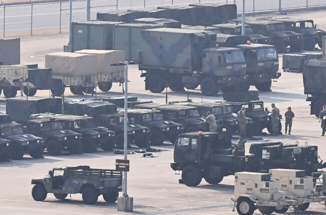 3월 8일 오전 경기 파주 접경지역에서 군 장병들이 전차를 정비하고 있다. [뉴시스]