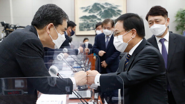 곽상도 국민의흼 의원이 2월 24일 국회 운영위원회 전체회의에 출석한 유영민 대통령비서실장과 인사하고 있다.  [국회사진공동취재단]